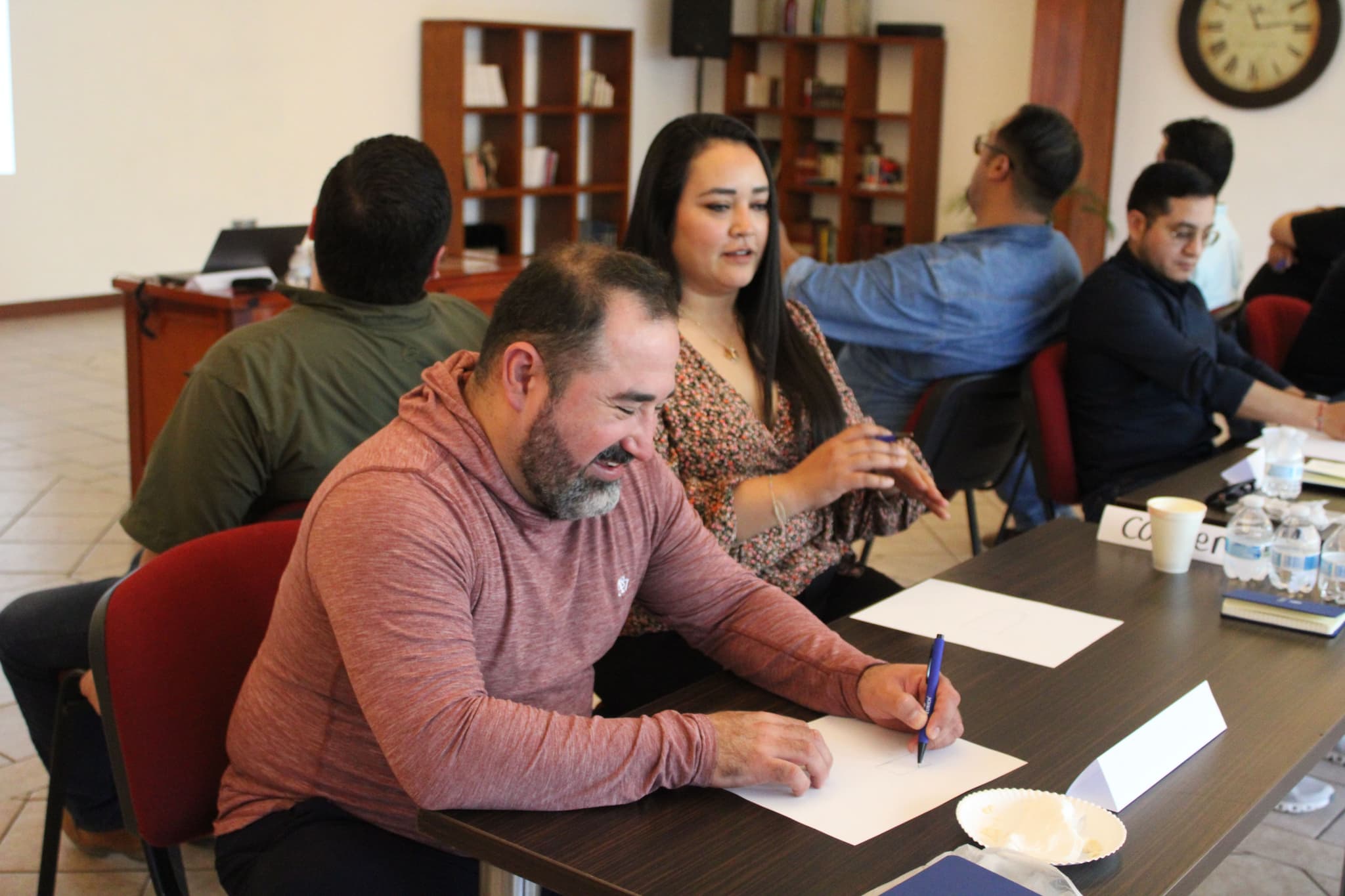 Impulsa el liderazgo en tu organización con actividades diseñadas para fortalecer habilidades clave y fomentar un impacto positivo entre colaboradores.