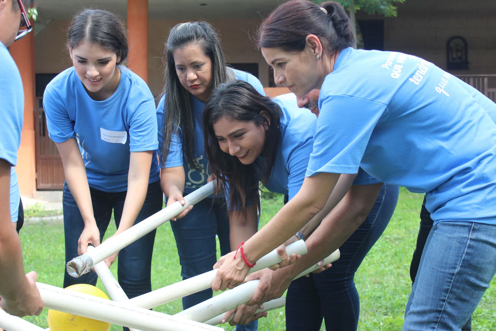 Participantes trabajando en equipo para superar un reto práctico, fomentando la coordinación y la comunicación efectiva