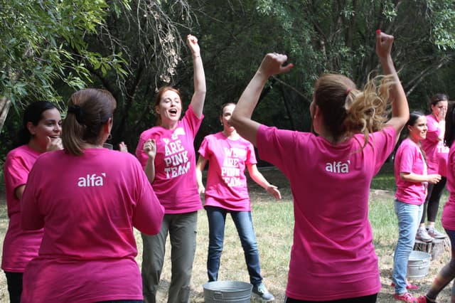 Grupo celebrando con entusiasmo al superar un reto, destacando el trabajo en equipo y la motivación