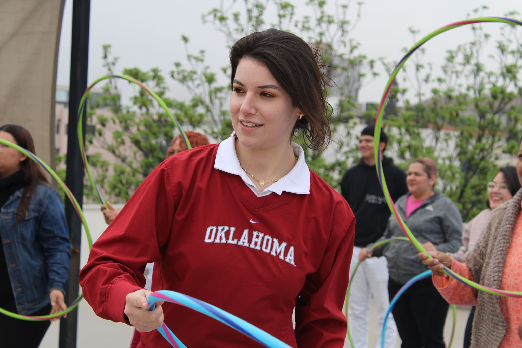 Mujer sonriente al finalizar un reto, mostrando la satisfacción de trabajar en equipo durante el rally empresarial